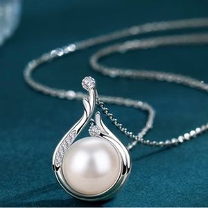 Gorgeous Pearl Pendant Necklace - An Elegant Accessory For Women!